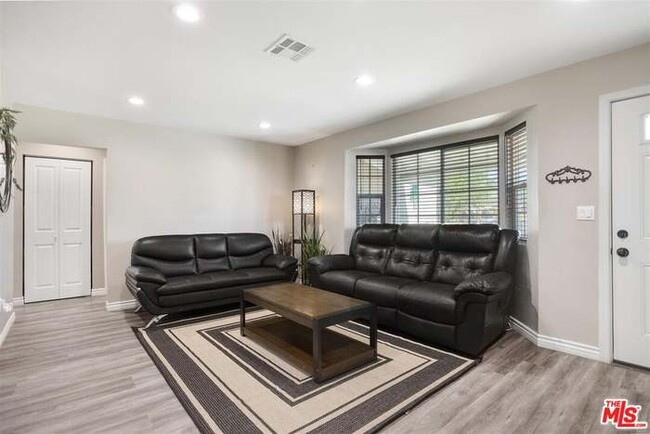 Building Photo - 213 S Ventura Pl
