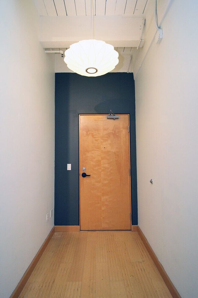 Building Photo - Historic Chown Pella 1 Bedroom Condo in the heart of the Pearl!