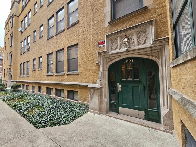 Foto del edificio - 7203 S Yates Blvd