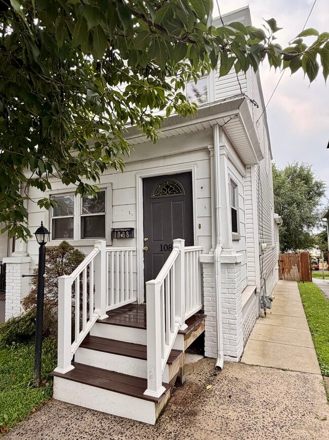 Building Photo - 1088 South St