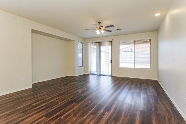 Foto del edificio - 15248 W Port Royale Ln