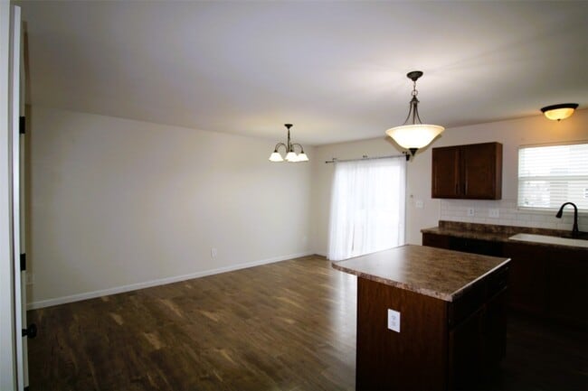 Building Photo - 221 Pecan Bluffs Dr