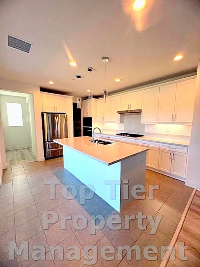 Building Photo - Beautiful & Modern 3 bed/ 3.5 bath/ 2,029 Sqft Condo with amazing Views in Carroll Canyon- Availa...