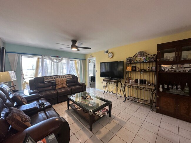 Foto del edificio - 1448 Churchill Cir