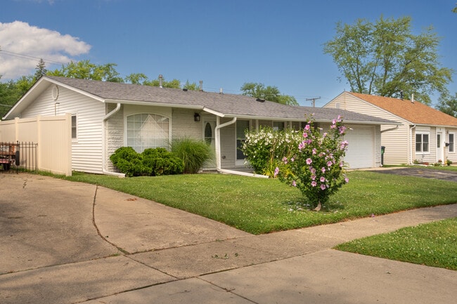Building Photo - 6 E Briarwood Dr