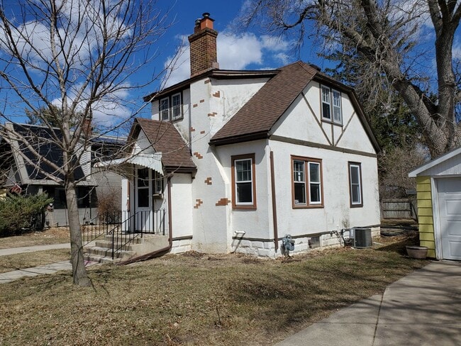 Foto del edificio - 3bed 1.5 bath house with garage