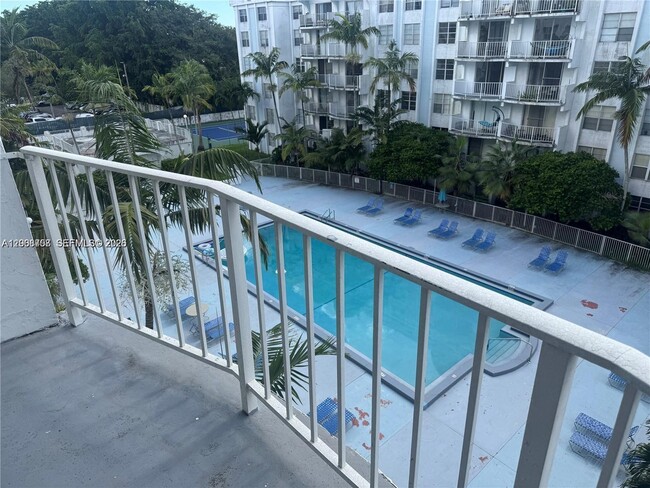 Foto del edificio - 488 NW 165th St