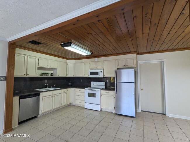 Foto del edificio - 410 Guidry Rd