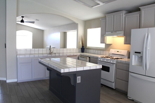 Foto del edificio - North West Home with Solar and Pool for Rent