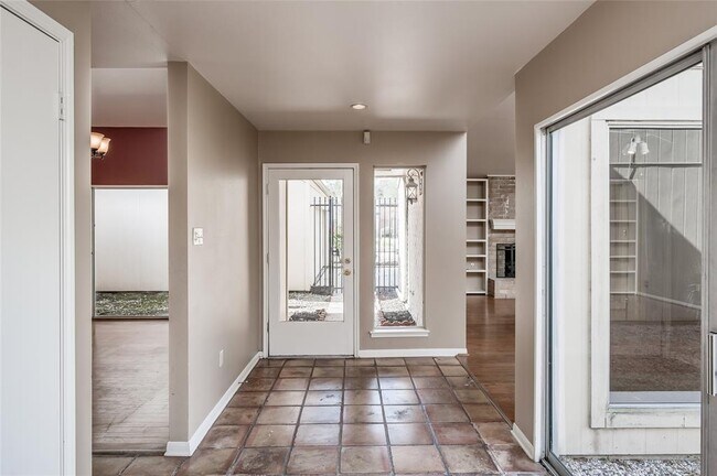 Foto del edificio - 1731 Cherry Bend Dr