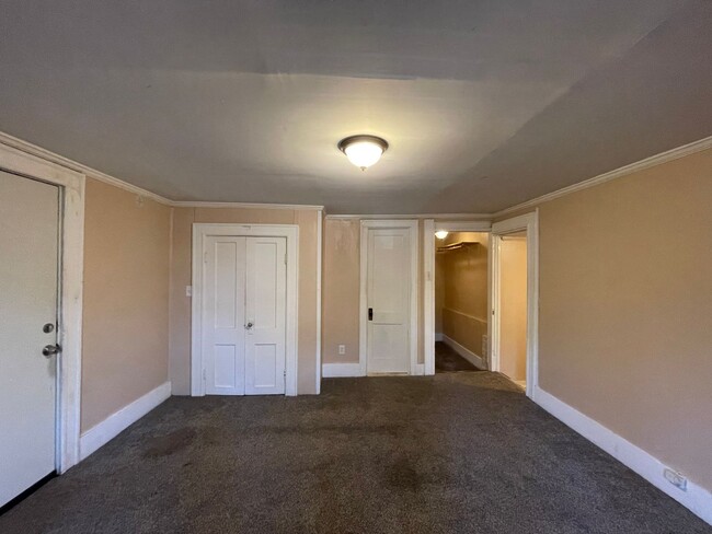 Building Photo - Studio Apartment in Central Macon Location...