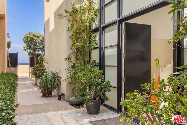 Building Photo - 115 Ocean Front Walk