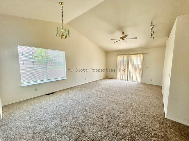 Foto del edificio - 1449 N Marion Russell Dr