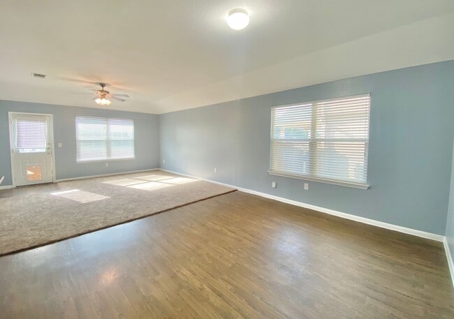 Building Photo - 4 Bed 2 Bath in Manor Tx