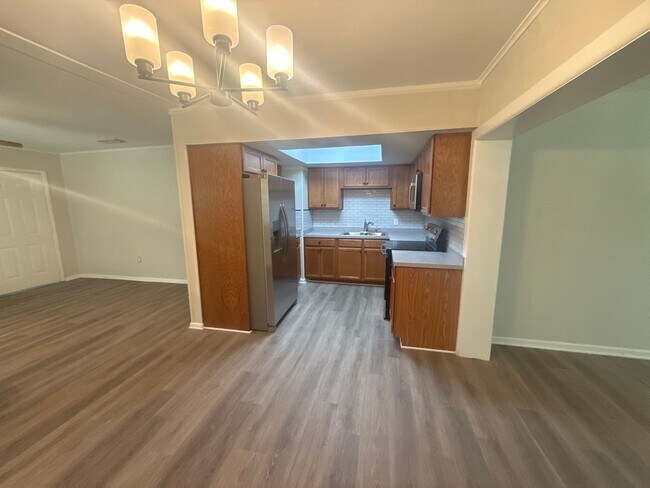 Building Photo - Newly renovated 3/1 close to St Road 441