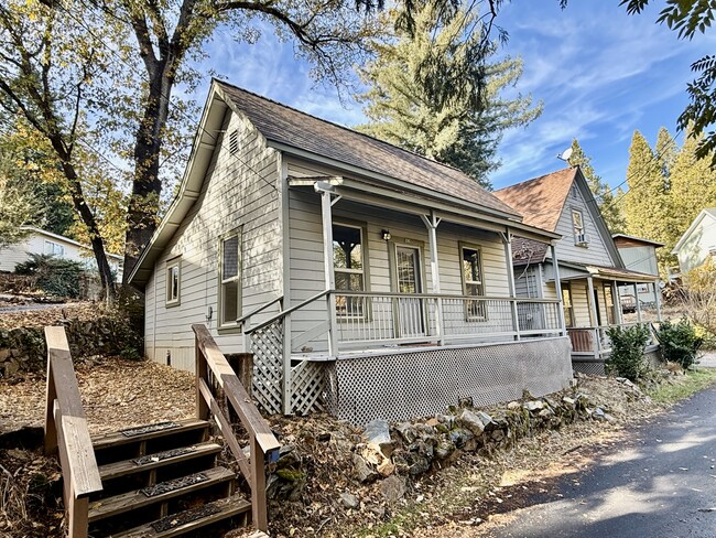 Building Photo - 336 N School St