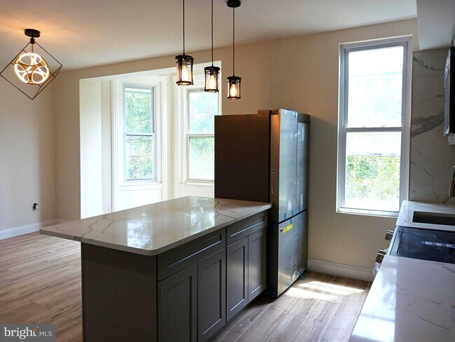 Building Photo - 420 N 32nd St