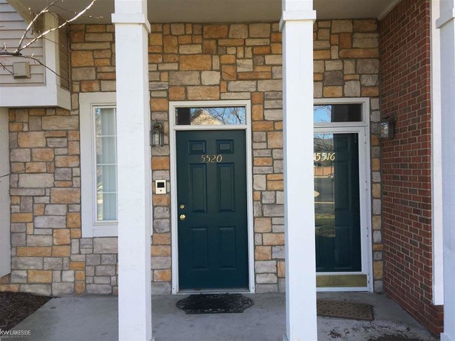 Building Photo - 5520 Pine Aires Dr