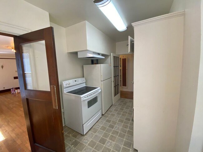 Building Photo - Luxurious 2-Bedroom Apartment Steps Away f...