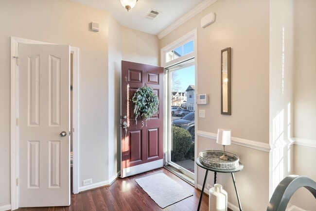 Foto del edificio - Charming 3 BD - 2.5 BA townhome located so...