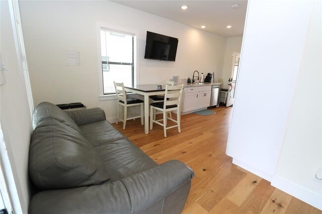 Building Photo - 5506 Ave Q 1/2