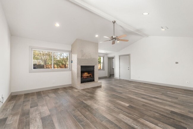 Foto del edificio - FALL 2026 PRE-LEASE! Amazing Location for ...