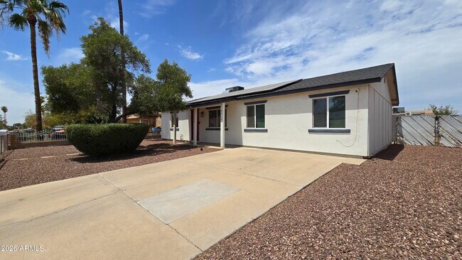 Foto del edificio - 8012 W Highland Ave