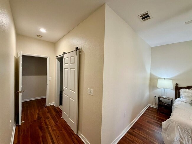 Foto del edificio - 103 Whispering Wind Dr