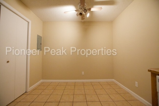 Foto del edificio - 421 Barnhardt Cir