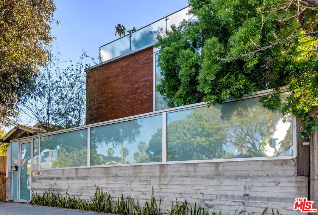 Primary Photo - 1220 Cabrillo Ave