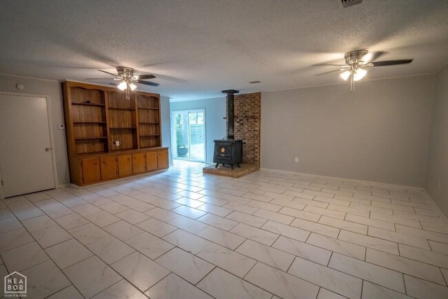 Building Photo - 4 Bed / 2 bath with Great Room! Available ...