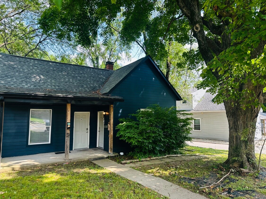 front entrance - 1105 S Rogers St