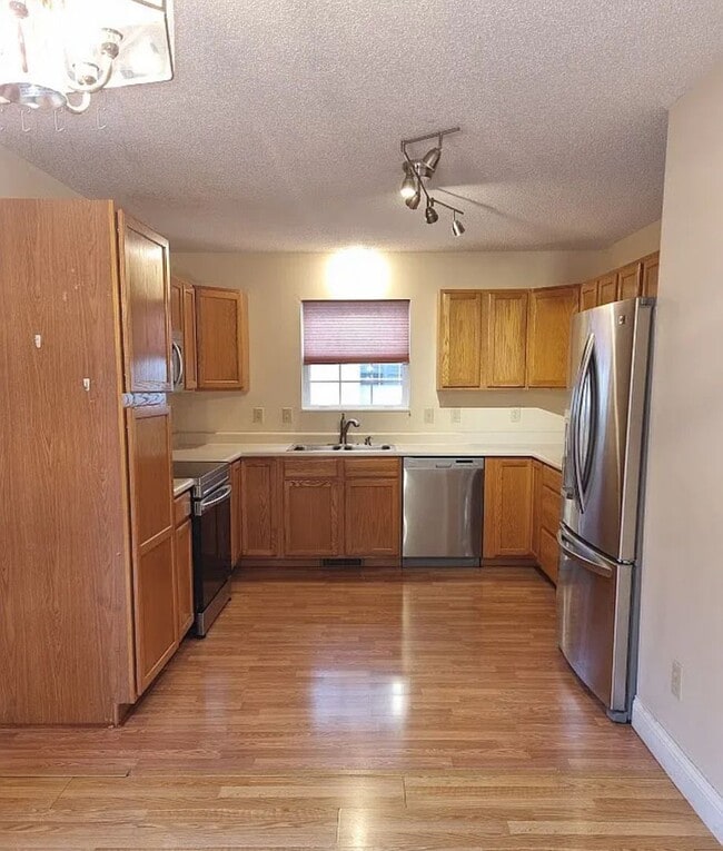 Foto del edificio - 3 bedrooms with Garage!