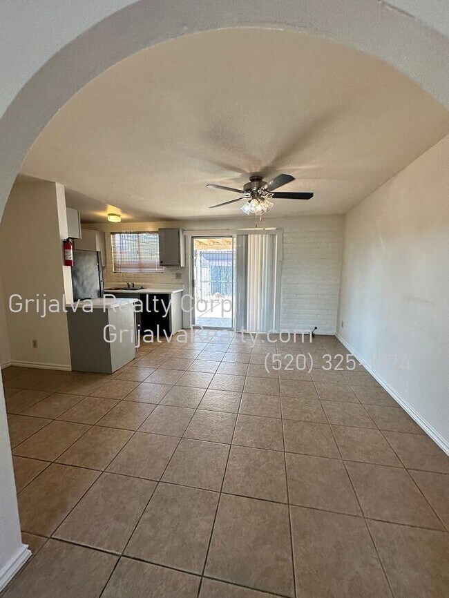 Building Photo - Cute 2 Bedroom Town House Available Now! (...