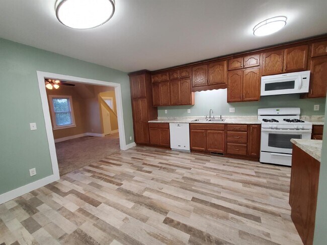 Foto del edificio - Spacious 2 Bedroom House Updated with Remo...