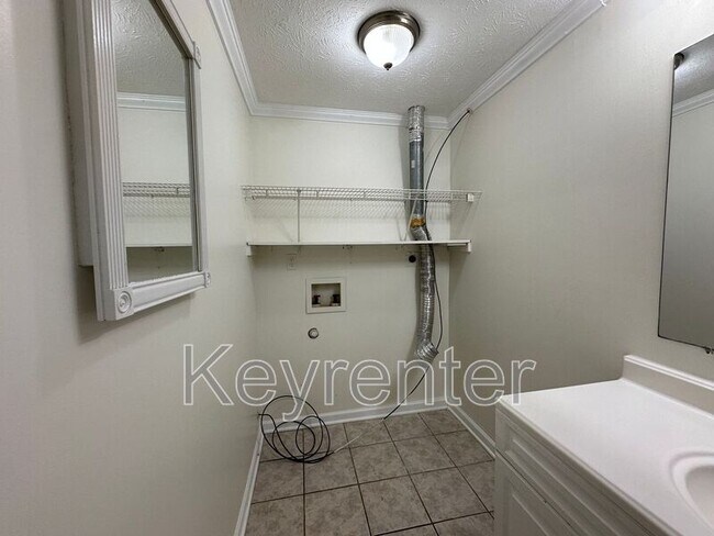 Foto del edificio - 379-377-A Robertsville Rd