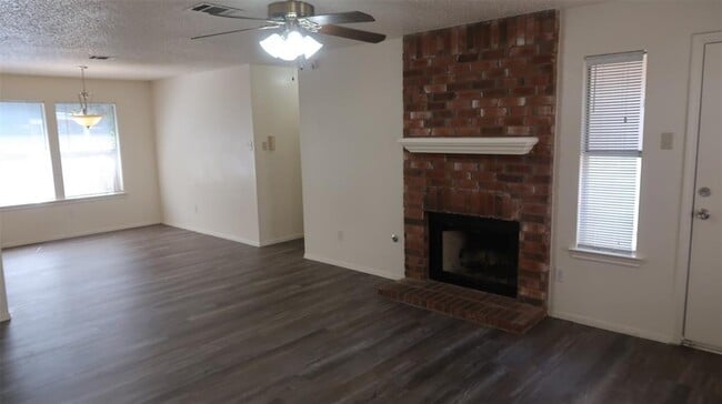 Building Photo - 1605 Sylvia Ln