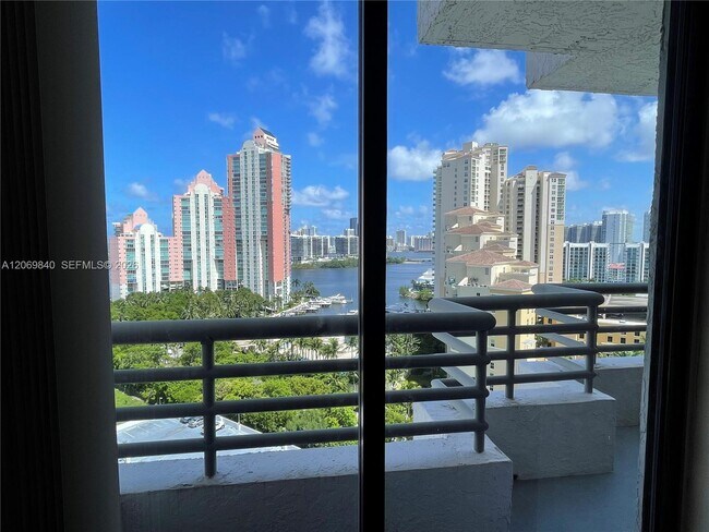 Foto del edificio - 3300 NE 191st St