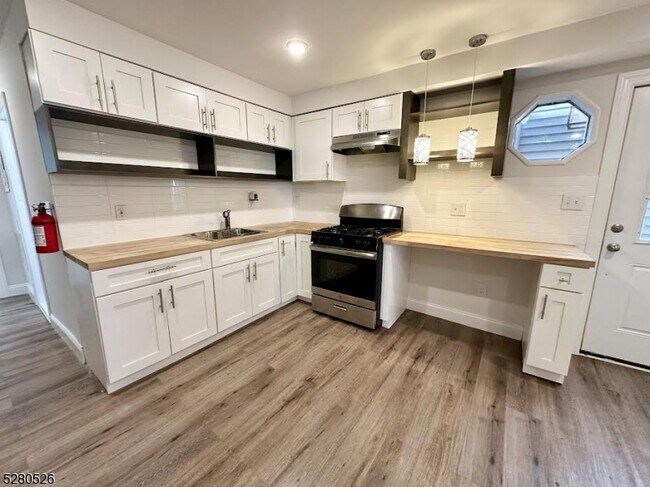 Foto del edificio - 114 Maple Ave
