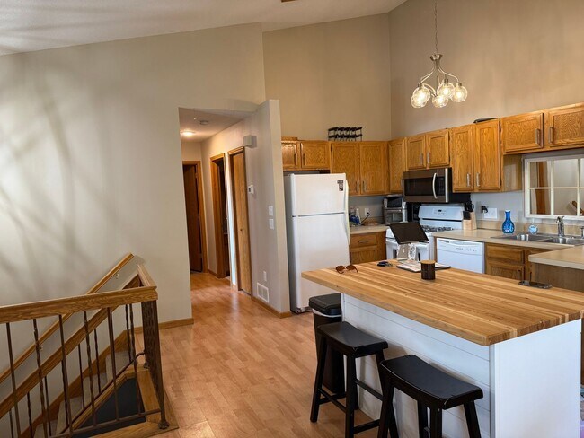 Foto del edificio - Two Bedroom Townhouse W/ Views Of Rice Lak...