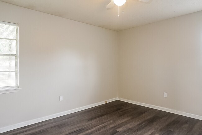 Building Photo - Beautiful 3 Bedroom Brick Ranch Home