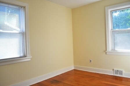Foto del edificio - 3 BR/ 1 BA Lakeside Three bedroom with lar...