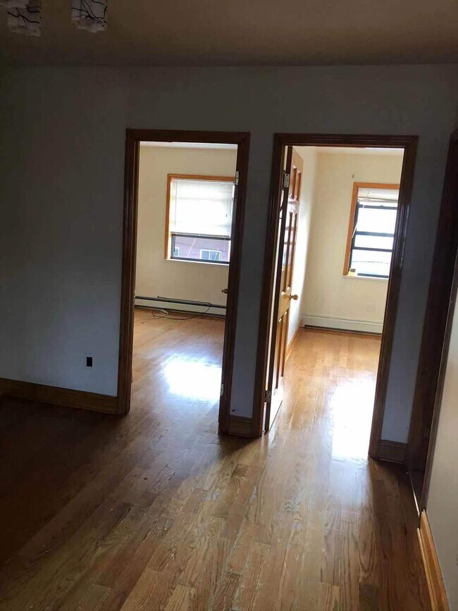 Foto del edificio - 5131 Hillyer St
