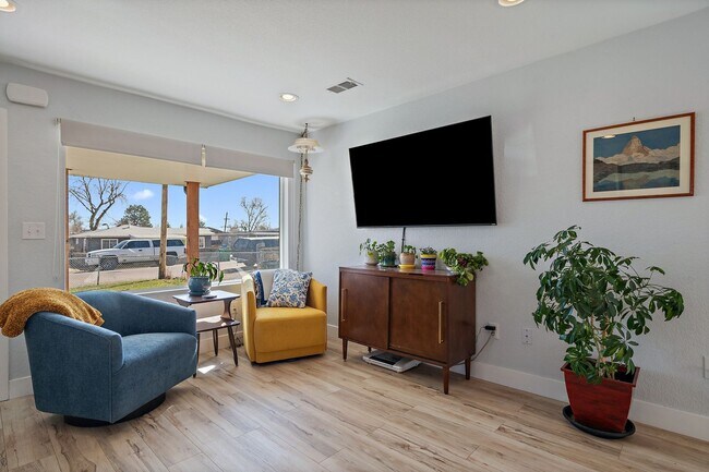 Foto del edificio - Charming 3 Bedroom Home Near Sloan's Lake