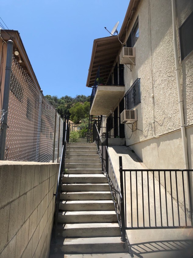 Walk way - 474 Solano Ave