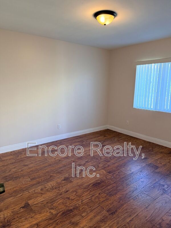 Building Photo - 1379 Monserate Ave
