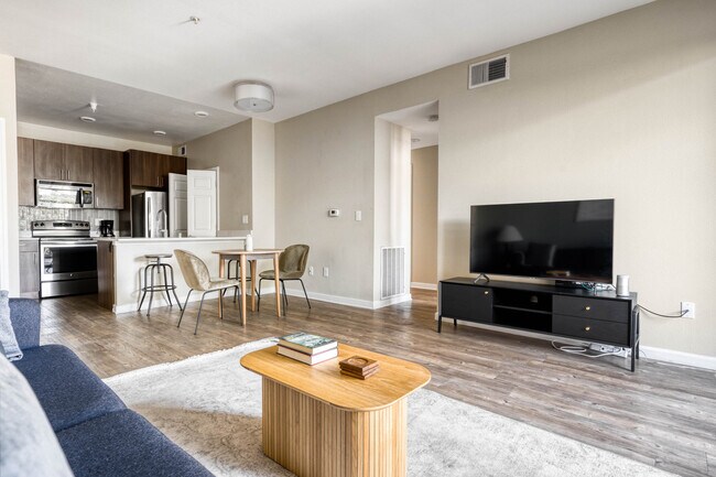 Foto del edificio - 121 Roble Rd