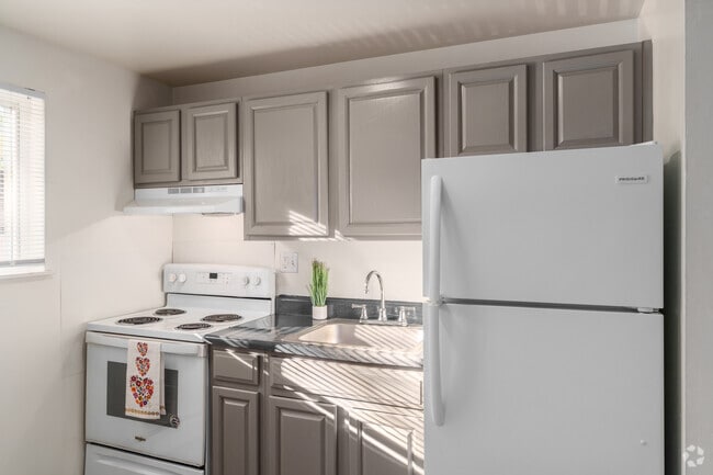 1BR, 1BA - 750SF - Kitchen - Landon Court Apartments