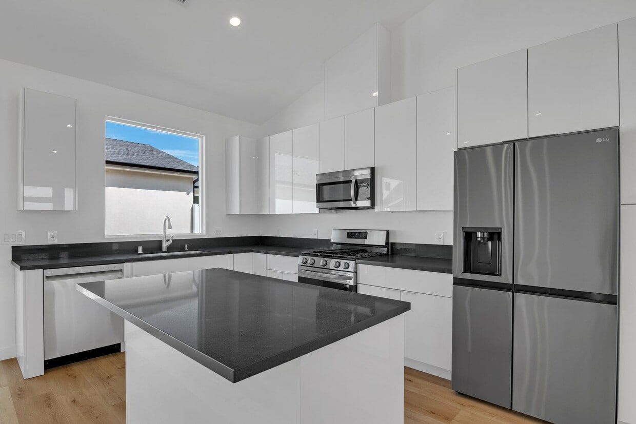 Primary Photo - Modern 5-Bedroom 5 bath Home for Lease in ...
