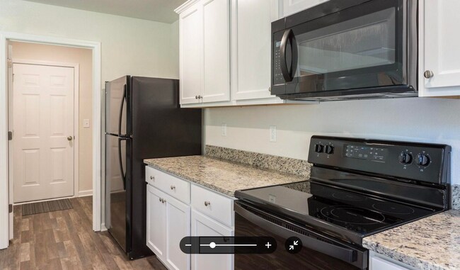 Foto del edificio - Room in Single Family Home on Turning Lake Drive